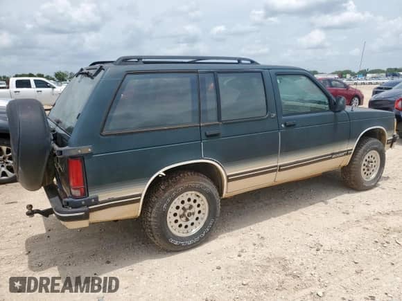 1993 Chevrolet Blazer z VIN 1GNDT13W2P2111444, wystawiony jako Copart lot #61199575 z przebiegiem 177 604 mil mil oraz Czysty tytuł • Clean title. Historia ofert i sprzedaży dostępna na DreamBid. Obrazek 3.