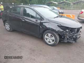 2018 Chevrolet Cruze LS z VIN 1G1BC5SM1J7104818, wystawiony jako IAAI lot #43280118 z przebiegiem 88 202 mil mil oraz . Historia ofert i sprzedaży dostępna na DreamBid. Obrazek 1.
