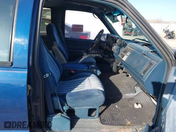 1993 Chevrolet Suburban with VIN 1GNEC16K0PJ416864, listed as a IAAI auction lot 41424773 with 165,524 mi miles and . Bid and sale history available at DreamBid. Image 5.