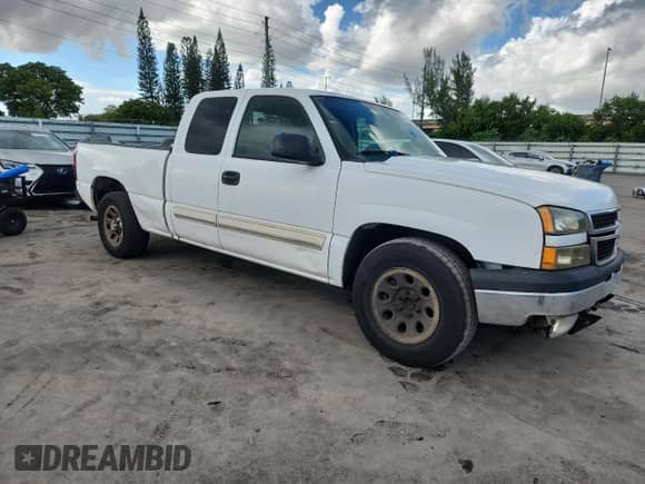 2006 Chevrolet Silverado 1500 LS with VIN 1GCEC19X56Z135336, listed as a Copart auction lot 81968465 with 322,264 mi miles and Clean title. Bid and sale history available at DreamBid. Image 4.