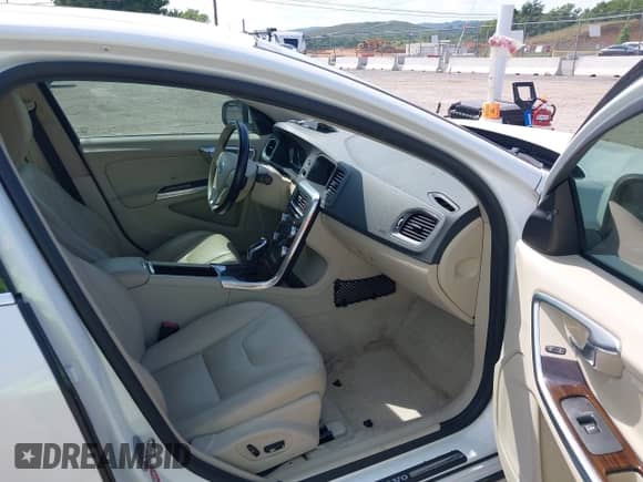 2016 Volvo S60 T5 Drive-E Premier z VIN YV126MFK3G2392567, wystawiony jako IAAI lot #42731679 z przebiegiem 91 321 mil mil oraz . Historia ofert i sprzedaży dostępna na DreamBid. Obrazek 5.