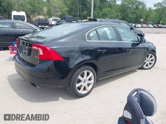 2016 Volvo S60 T5 Drive-E Premier z VIN YV126MFKXG2390847, wystawiony jako IAAI lot #42647884 z przebiegiem 115 397 mil mil oraz . Historia ofert i sprzedaży dostępna na DreamBid. Obrazek 4.
