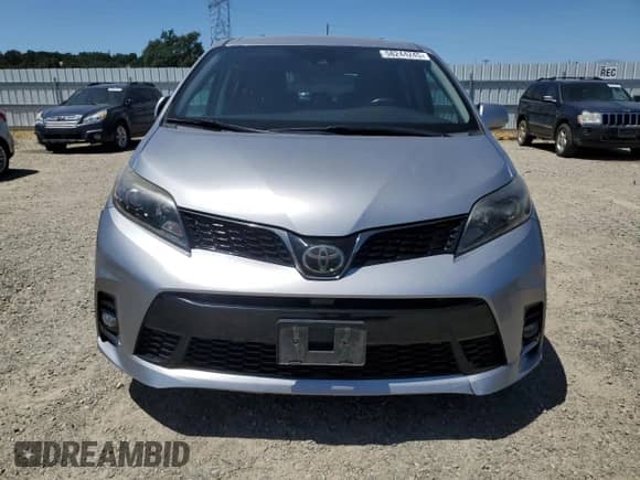 2018 Toyota Sienna SE z VIN 5TDXZ3DC7JS952681, wystawiony jako Copart lot #58244245 z przebiegiem 89 313 mil mil oraz Szkoda całkowita • Salvage title. Historia ofert i sprzedaży dostępna na DreamBid. Obrazek 5.