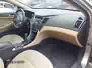 2011 Hyundai Sonata GLS z VIN 5NPEB4AC1BH089051, wystawiony jako IAAI lot #43579468 z przebiegiem 108 530 mil mil oraz . Historia ofert i sprzedaży dostępna na DreamBid. Obrazek 5.