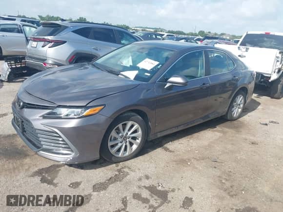 2021 Toyota Camry LE z VIN 4T1C11AK6MU594216, wystawiony jako IAAI lot #42732884 z przebiegiem 102 694 mil mil oraz . Historia ofert i sprzedaży dostępna na DreamBid. Obrazek 2.