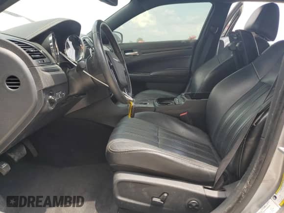 2014 Chrysler 300 S с VIN 2C3CCABT7EH138465, выставлен на аукционе Copart как лот 62778445 с пробегом 75 706 миль миль и Списание • Salvage title. История ставок и продаж доступна на DreamBid. Изображение 7.