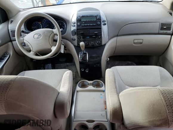 2010 Toyota Sienna CE z VIN 5TDKK4CC9AS341928, wystawiony jako Copart lot #86047675 z przebiegiem 169 006 mil mil oraz Szkoda całkowita • Salvage title. Historia ofert i sprzedaży dostępna na DreamBid. Obrazek 8.