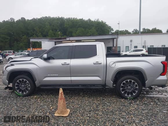 2024 Toyota Tundra Limited z VIN 5TFJA5DB2RX216804, wystawiony jako IAAI lot #42913960 z przebiegiem 13 394 mil mil oraz . Historia ofert i sprzedaży dostępna na DreamBid. Obrazek 14.