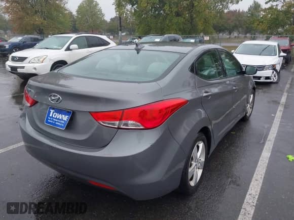 2013 Hyundai Elantra GLS z VIN 5NPDH4AE4DH419795, wystawiony jako IAAI lot #43441771 z przebiegiem 129 914 mil mil oraz . Historia ofert i sprzedaży dostępna na DreamBid. Obrazek 12.