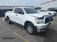 2012 Toyota Tundra z VIN 5TFRU5F17CX027958, wystawiony jako IAAI lot #42690061 z przebiegiem 228 438 mil mil oraz . Historia ofert i sprzedaży dostępna na DreamBid. Obrazek 1.