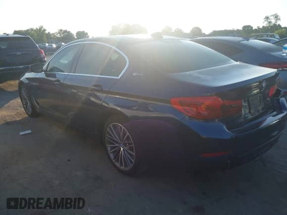 2019 BMW 5 Series 530e z VIN WBAJA9C58KB391755, wystawiony jako IAAI lot #42659993 z przebiegiem 56 296 mil mil oraz . Historia ofert i sprzedaży dostępna na DreamBid. Obrazek 3.