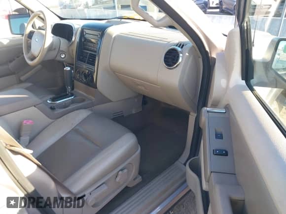 2007 Ford Explorer XLT z VIN 1FMEU63E47UA42500, wystawiony jako IAAI lot #42789971 z przebiegiem 126 424 mil mil oraz . Historia ofert i sprzedaży dostępna na DreamBid. Obrazek 5.