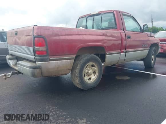 1994 Dodge 1500 z VIN 3B7HC16Y5RM562712, wystawiony jako IAAI lot #42156039 z przebiegiem 139 378 mil mil oraz . Historia ofert i sprzedaży dostępna na DreamBid. Obrazek 4.