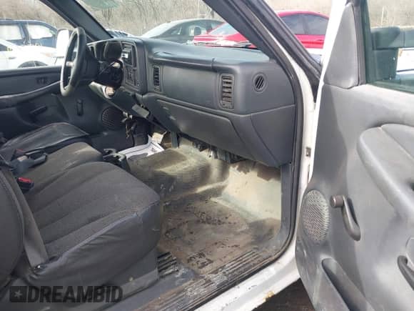 2002 Chevrolet Silverado 1500 z VIN 1GCEC14WX2Z146163, wystawiony jako IAAI lot #41520765 z przebiegiem 195 742 mil mil oraz . Historia ofert i sprzedaży dostępna na DreamBid. Obrazek 5.