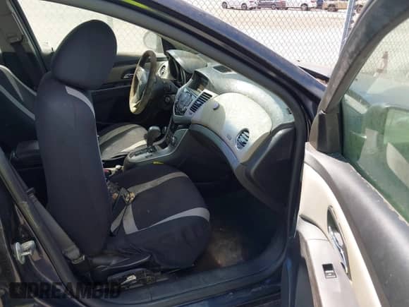 2014 Chevrolet Cruze LS z VIN 1G1PA5SH0E7342048, wystawiony jako IAAI lot #43259155 z przebiegiem 174 788 mil mil oraz . Historia ofert i sprzedaży dostępna na DreamBid. Obrazek 5.