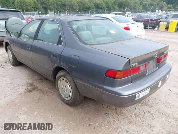 1997 Toyota Camry LE z VIN 4T1BG22K1VU106032, wystawiony jako IAAI lot #43108187 z przebiegiem Nie podano mil oraz . Historia ofert i sprzedaży dostępna na DreamBid. Obrazek 3.