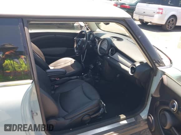 2012 MINI Hardtop with VIN WMWSU3C53CT541677, listed as a IAAI auction lot 42599172 with 161,995 mi miles and . Bid and sale history available at DreamBid. Image 5.