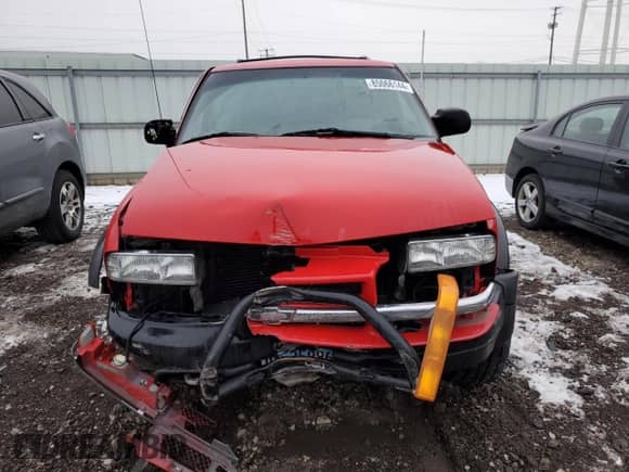 2001 Chevrolet Blazer LS z VIN 1GNCT18WX1K246960, wystawiony jako Copart lot #85066144 z przebiegiem 133 157 mil mil oraz Szkoda całkowita • Salvage title. Historia ofert i sprzedaży dostępna na DreamBid. Obrazek 5.