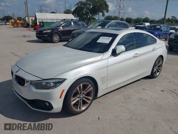 2019 BMW 4 Series 430i z VIN WBA4J1C5XKBM17254, wystawiony jako IAAI lot #43119456 z przebiegiem 41 914 mil mil oraz . Historia ofert i sprzedaży dostępna na DreamBid. Obrazek 2.