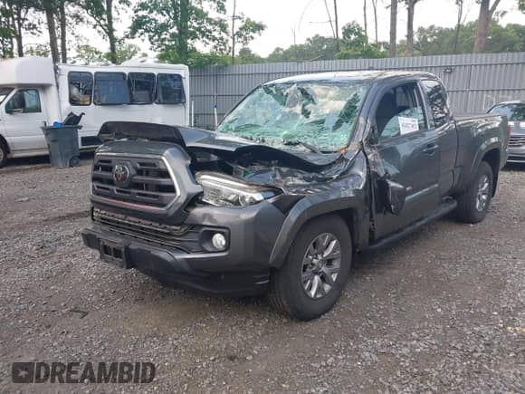 2018 Toyota Tacoma SR5 z VIN 5TFSZ5AN8JX150016, wystawiony jako IAAI lot #42427452 z przebiegiem 22 374 mil mil oraz . Historia ofert i sprzedaży dostępna na DreamBid. Obrazek 2.