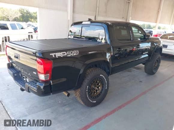 2017 Toyota Tacoma SR5 z VIN 5TFCZ5AN2HX068524, wystawiony jako IAAI lot #42960454 z przebiegiem 106 361 mil mil oraz . Historia ofert i sprzedaży dostępna na DreamBid. Obrazek 4.