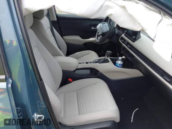 2025 Honda HR-V LX z VIN 3CZRZ2H32SM723351, wystawiony jako IAAI lot #42600038 z przebiegiem 7 530 mil mil oraz . Historia ofert i sprzedaży dostępna na DreamBid. Obrazek 5.