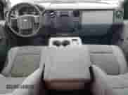 2013 Ford F-250 XL z VIN 1FT7X2A64DEB17792, wystawiony jako Copart lot #51159425 z przebiegiem 246 495 mil mil oraz Czysty tytuł • Clean title. Historia ofert i sprzedaży dostępna na DreamBid. Obrazek 8.