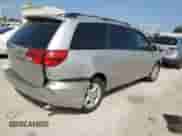 2005 Toyota Sienna XLE z VIN 5TDBA22C85S028982, wystawiony jako Copart lot #80189545 z przebiegiem 227 861 mil mil oraz Szkoda całkowita • Salvage title. Historia ofert i sprzedaży dostępna na DreamBid. Obrazek 3.