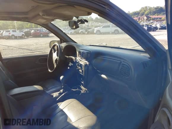 2002 Chevrolet TrailBlazer LTZ z VIN 1GNDT13S222337909, wystawiony jako IAAI lot #42326041 z przebiegiem 257 850 mil mil oraz . Historia ofert i sprzedaży dostępna na DreamBid. Obrazek 5.