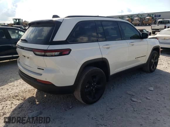 2025 Jeep Grand Cherokee Limited with VIN 1C4RJHBG2SC311220, listed as a Copart auction lot 69698135 with 5,832 mi miles and Salvage title. Bid and sale history available at DreamBid. Image 3.