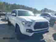 2021 Toyota Tacoma SR5 z VIN 3TYDZ5BN7MT003983, wystawiony jako IAAI lot #42052633 z przebiegiem 60 390 mil mil oraz . Historia ofert i sprzedaży dostępna na DreamBid. Obrazek 1.
