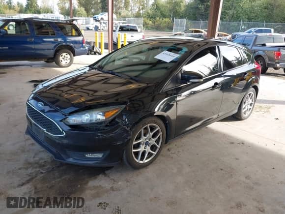 2015 Ford Focus SE z VIN 1FADP3K2XFL306875, wystawiony jako IAAI lot #43368410 z przebiegiem 220 758 mil mil oraz . Historia ofert i sprzedaży dostępna na DreamBid. Obrazek 2.