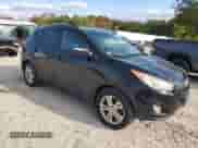 2013 Hyundai Tucson GLS z VIN KM8JUCAC1DU692833, wystawiony jako Copart lot #82042325 z przebiegiem 189 784 mil mil oraz Czysty tytuł • Clean title. Historia ofert i sprzedaży dostępna na DreamBid. Obrazek 4.