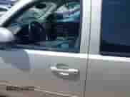 2013 Chevrolet Tahoe LT z VIN 1GNSCBE02DR341400, wystawiony jako IAAI lot #42925386 z przebiegiem 242 739 mil mil oraz . Historia ofert i sprzedaży dostępna na DreamBid. Obrazek 14.