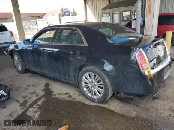 2014 Chrysler 300 z VIN 2C3CCARG6EH181560, wystawiony jako Copart lot #46650245 z przebiegiem 131 331 mil mil oraz Szkoda całkowita • Salvage title. Historia ofert i sprzedaży dostępna na DreamBid. Obrazek 2.