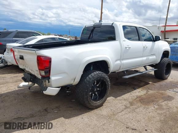 2018 Toyota Tacoma SR5 z VIN 3TMBZ5DN7JM014834, wystawiony jako IAAI lot #43321395 z przebiegiem 121 407 mil mil oraz . Historia ofert i sprzedaży dostępna na DreamBid. Obrazek 4.