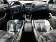 2013 Hyundai Veloster Turbo с VIN KMHTC6AE7DU173199, выставлен на аукционе Copart как лот 81507235 с пробегом 134 071 миль миль и Списание • Salvage title. История ставок и продаж доступна на DreamBid. Изображение 8.