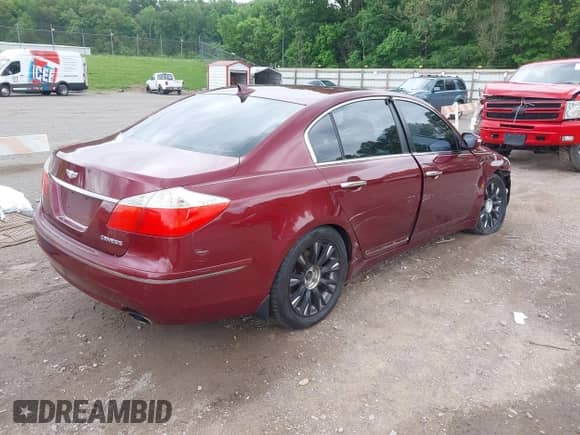 2010 Hyundai Genesis z VIN KMHGC4DE2AU077493, wystawiony jako IAAI lot #42176511 z przebiegiem 283 662 mil mil oraz . Historia ofert i sprzedaży dostępna na DreamBid. Obrazek 4.