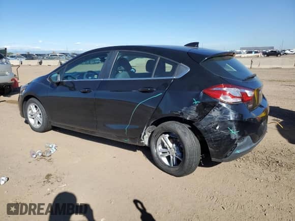 2018 Chevrolet Cruze LT z VIN 3G1BE6SMXJS637056, wystawiony jako Copart lot #83904695 z przebiegiem 68 309 mil mil oraz Szkoda całkowita • Salvage title. Historia ofert i sprzedaży dostępna na DreamBid. Obrazek 2.