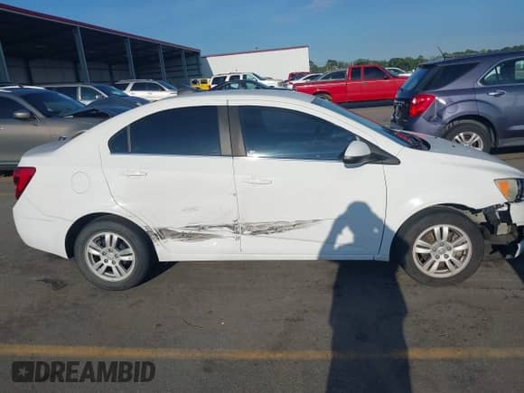 2015 Chevrolet Sonic LT z VIN 1G1JC5SB8F4115561, wystawiony jako IAAI lot #42884339 z przebiegiem 125 210 mil mil oraz . Historia ofert i sprzedaży dostępna na DreamBid. Obrazek 13.