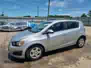 2015 Chevrolet Sonic LS с VIN 1G1JB6SG3F4113902, выставлен на аукционе Copart как лот 64448205 с пробегом 57 490 миль миль и Списание • Salvage title. История ставок и продаж доступна на DreamBid. Изображение 1.