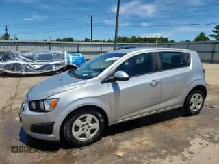 2015 Chevrolet Sonic LS z VIN 1G1JB6SG3F4113902, wystawiony jako Copart lot #64448205 z przebiegiem 57 490 mil mil oraz Szkoda całkowita • Salvage title. Historia ofert i sprzedaży dostępna na DreamBid. Obrazek 1.