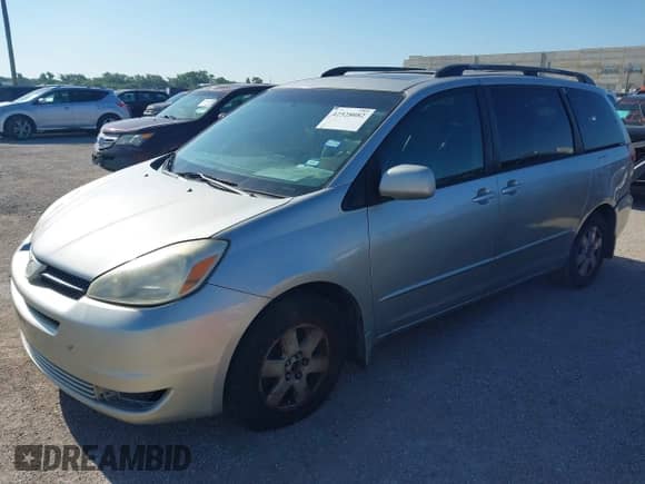 2004 Toyota Sienna XLE z VIN 5TDZA22C44S045985, wystawiony jako IAAI lot #42528082 z przebiegiem 206 894 mil mil oraz . Historia ofert i sprzedaży dostępna na DreamBid. Obrazek 2.