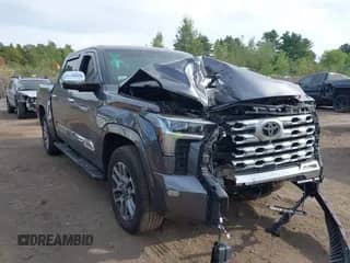 2023 Toyota Tundra 1794 Edition z VIN 5TFMC5DB0PX028898, wystawiony jako IAAI lot #43208488 z przebiegiem 44 290 mil mil oraz . Historia ofert i sprzedaży dostępna na DreamBid. Obrazek 1.