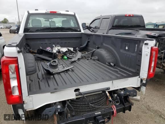 2023 Ford F-250 XL z VIN 1FTBF2BAXPED45123, wystawiony jako Copart lot #62426605 z przebiegiem Nie podano mil oraz Szkoda całkowita • Salvage title. Historia ofert i sprzedaży dostępna na DreamBid. Obrazek 6.