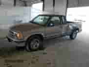 1996 Chevrolet S-10 LS z VIN 1GCCS19X5T8137325, wystawiony jako Copart lot #59696795 z przebiegiem 260 834 mil mil oraz Szkoda całkowita • Salvage title. Historia ofert i sprzedaży dostępna na DreamBid. Obrazek 1.