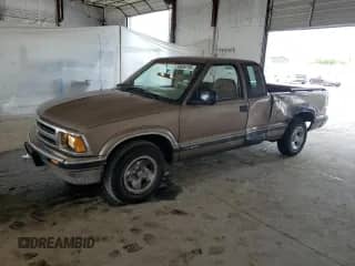 1996 Chevrolet S-10 LS z VIN 1GCCS19X5T8137325, wystawiony jako Copart lot #59696795 z przebiegiem 260 834 mil mil oraz Szkoda całkowita • Salvage title. Historia ofert i sprzedaży dostępna na DreamBid. Obrazek 1.