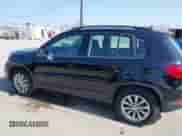 2017 Volkswagen Tiguan S с VIN WVGBV7AX7HK049738, выставлен на аукционе IAAI как лот 42519659 с пробегом 66 873 миль миль и . История ставок и продаж доступна на DreamBid. Изображение 14.