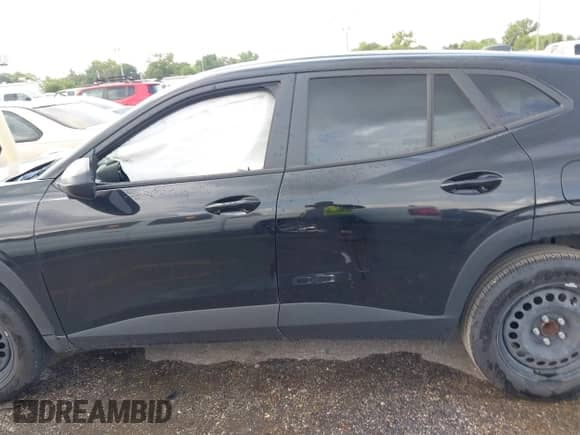 2025 Chevrolet Trax LS z VIN KL77LFEP3SC127726, wystawiony jako IAAI lot #42997985 z przebiegiem 13 519 mil mil oraz . Historia ofert i sprzedaży dostępna na DreamBid. Obrazek 14.