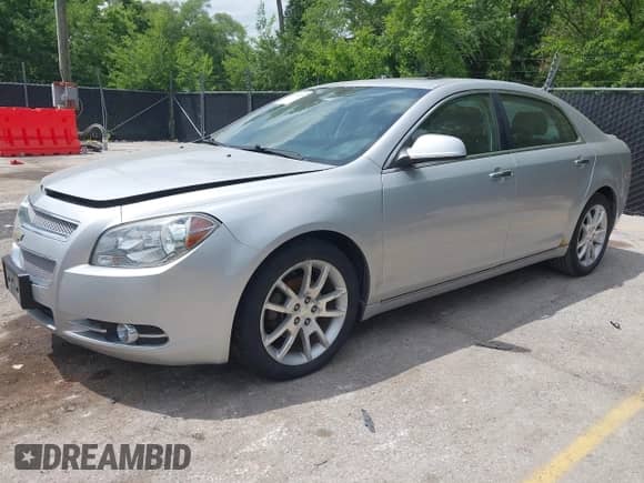 2012 Chevrolet Malibu LTZ 1LZ z VIN 1G1ZE5E09CF285242, wystawiony jako IAAI lot #42271615 z przebiegiem 137 255 mil mil oraz . Historia ofert i sprzedaży dostępna na DreamBid. Obrazek 2.